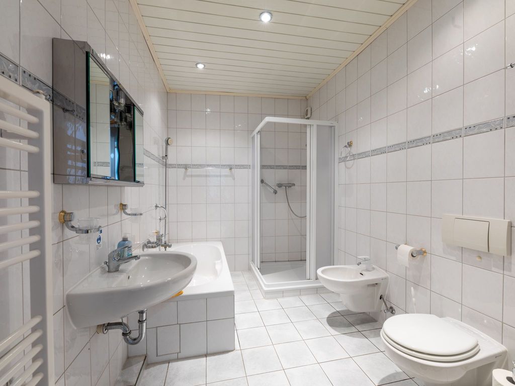 Bad mit Dusche und Badewanne