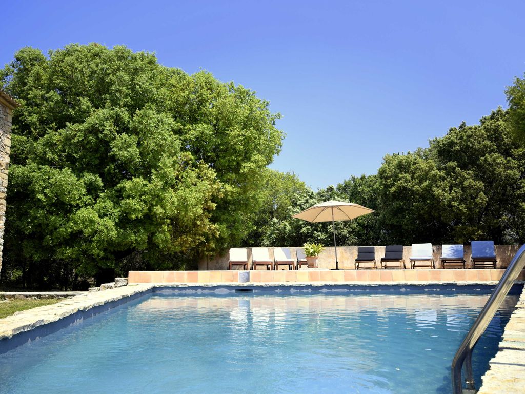 Pool bereich mit Terrasse