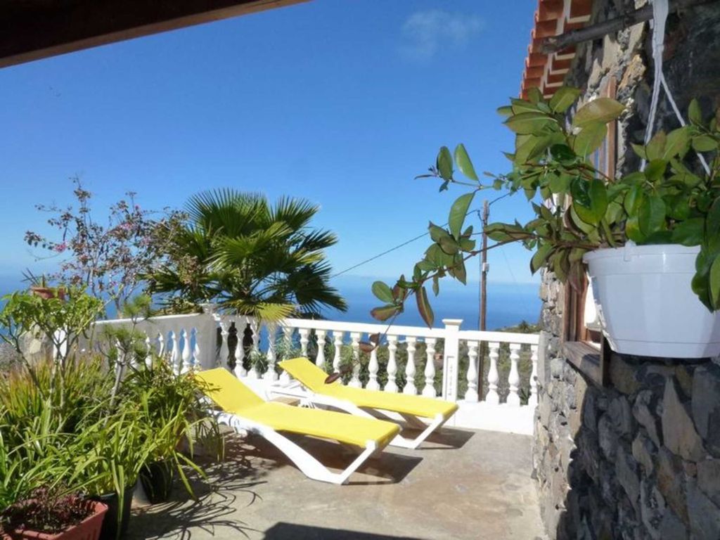 Terrasse mit Sonnenliegen und Meerblick