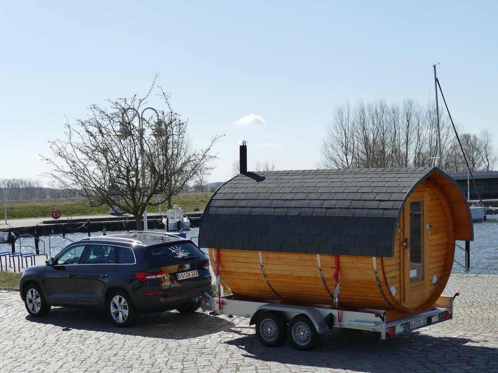 Die mobile Fass-Sauna, steht als Gespann am Hafen von Karlsahegn. Wir leider die Sauna gerne an Ihren Wunschort.