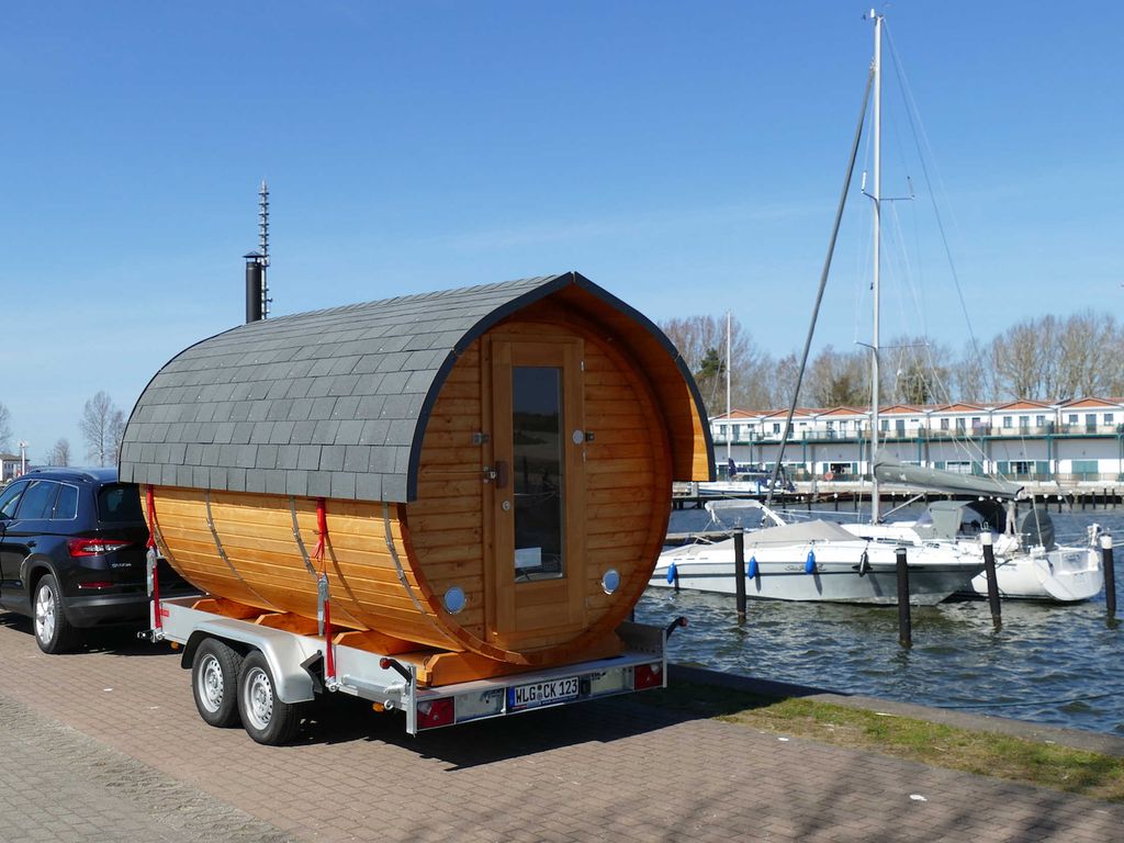 Die mobile Fass-Sauna, steht am winterlichen Hafen von Karlshagen.