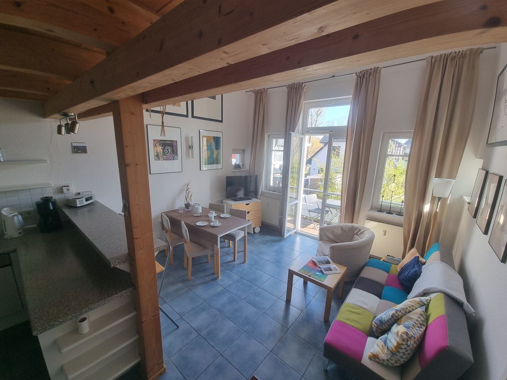 Wohnzimmer mit Balkon zur Südseite