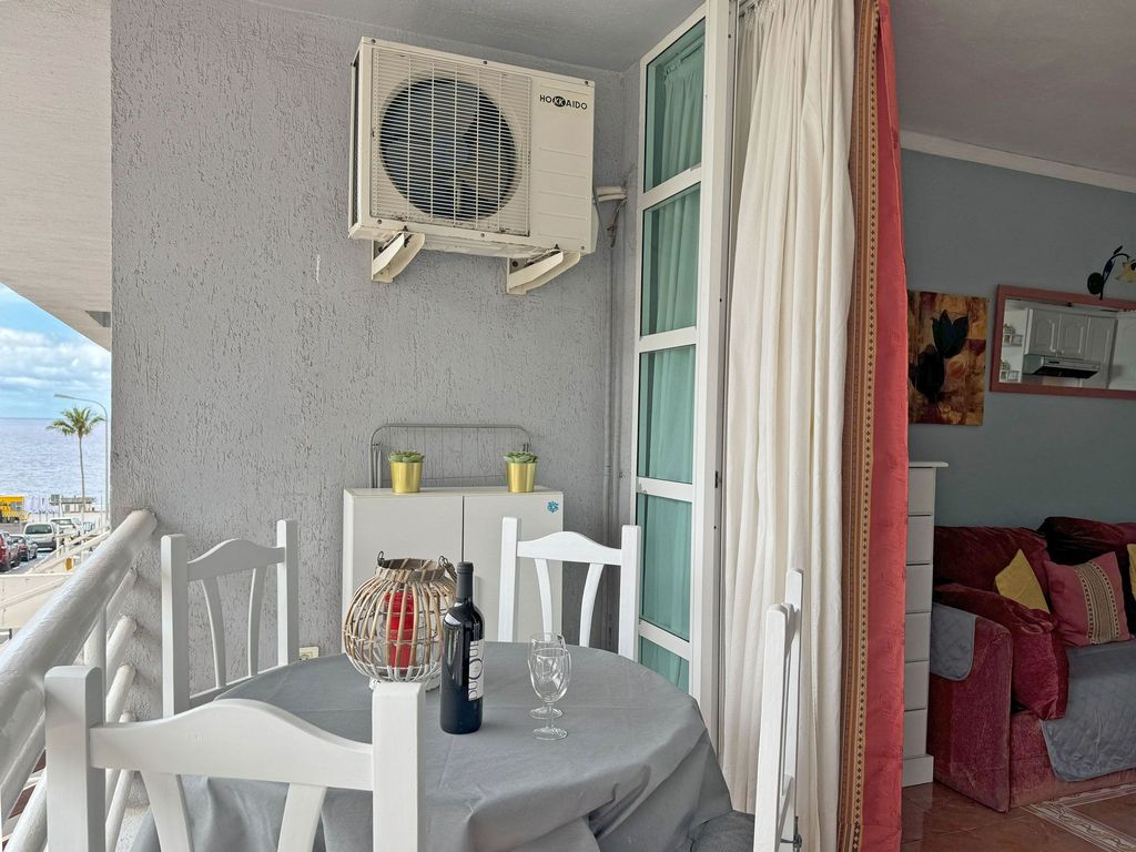 Überdachter, möblierter Balkon