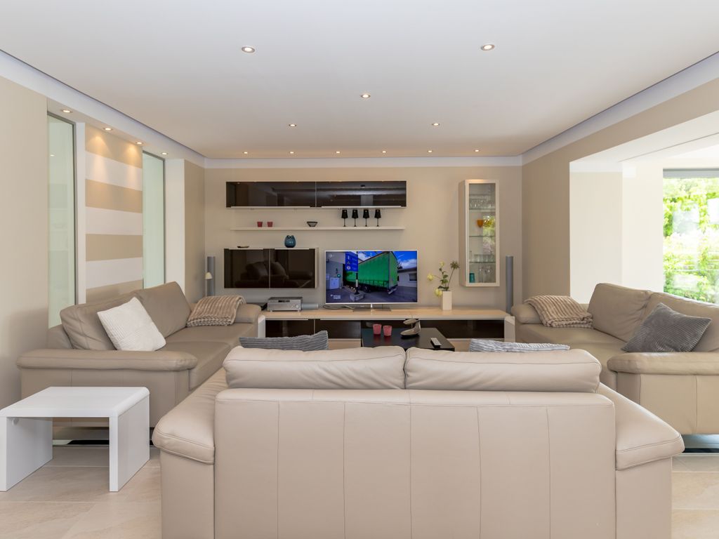 Das gemütliche Wohnzimmer mit Sitzecke und Flachbild-TV