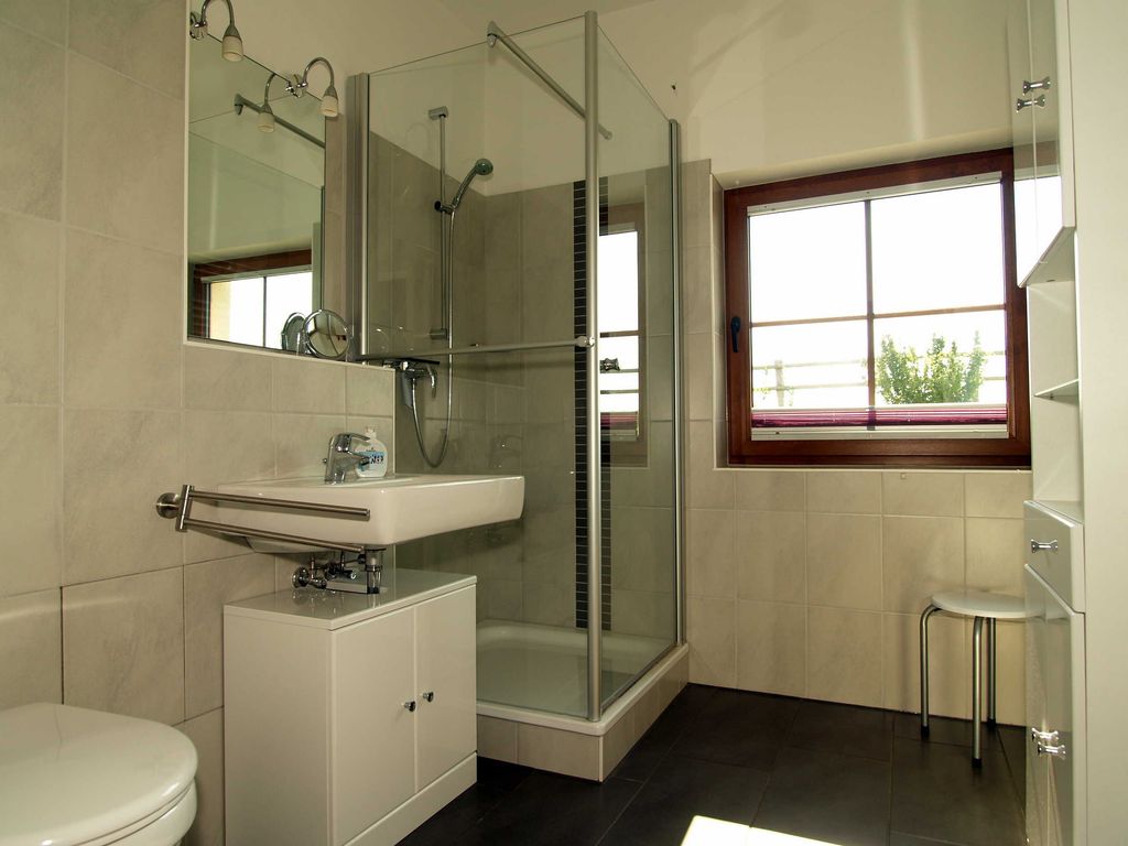 Das Bad mit Dusche und WC