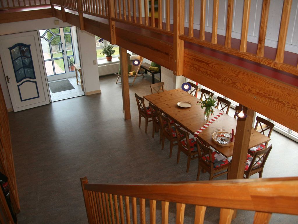 Ferienhaus L: Lichtdurchflutete Galerie und Gruppenraum