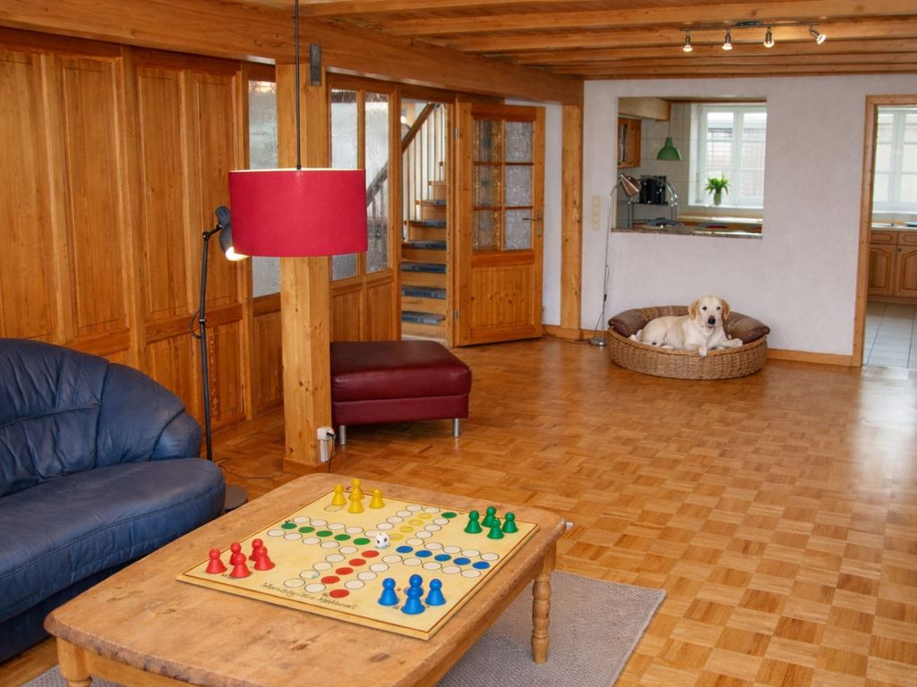 Ferienhaus (XL): Wohnbereich mit Zugang zur halboffenen Küche