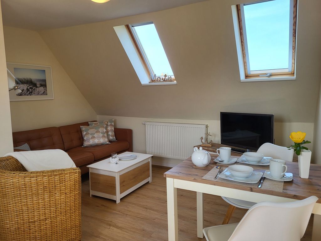 offenes Wohnzimmer mit Essbereich
