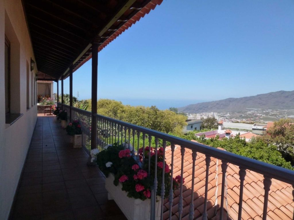 Weg zur Terrasse mit Blick ins Tal