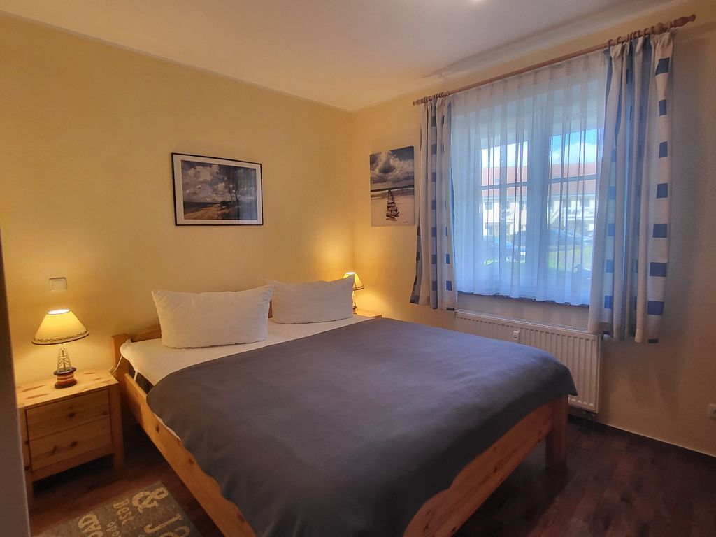 Schlafzimmer mit Doppelbett 1,80 x 2,00 m