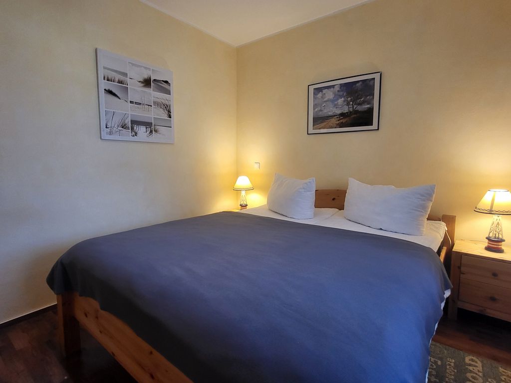 Schlafzimmer mit Doppelbett 1,80 x 2,00 m
