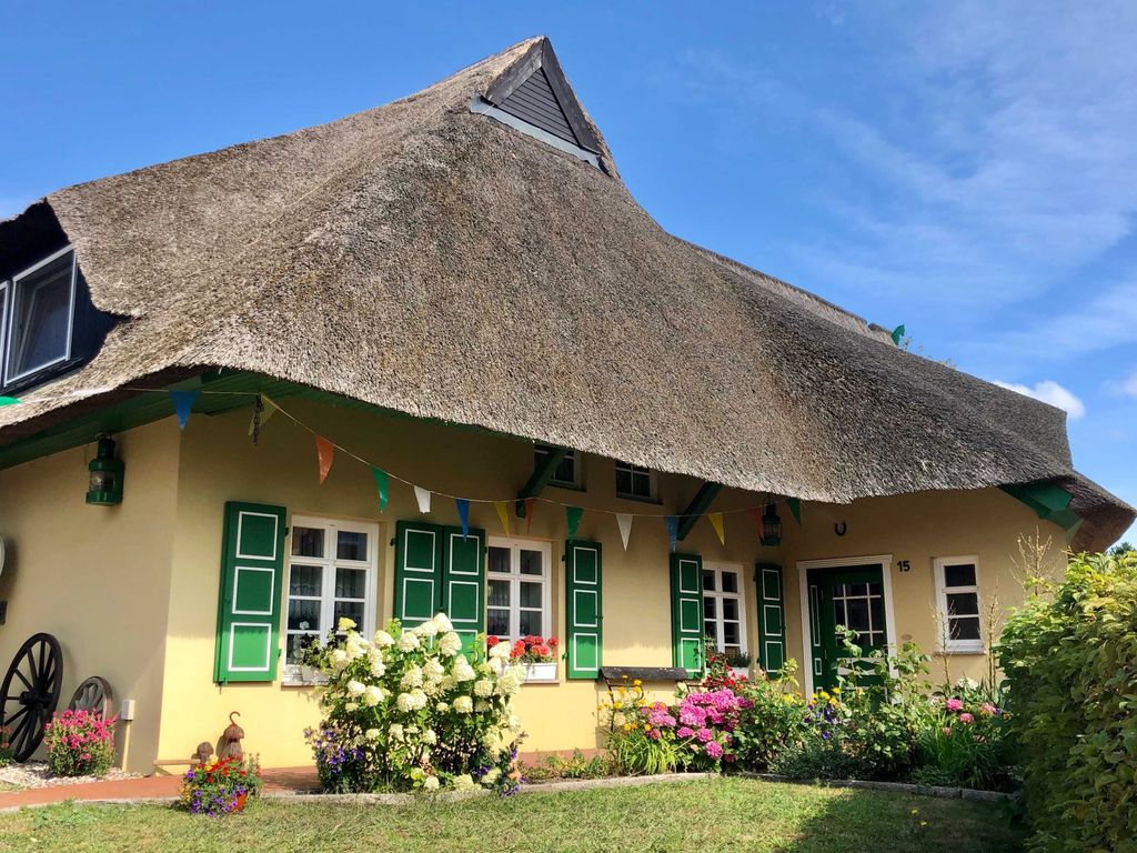 Hausansicht des reetgedeckten Hauses mit der FW Im Reetdachhaus