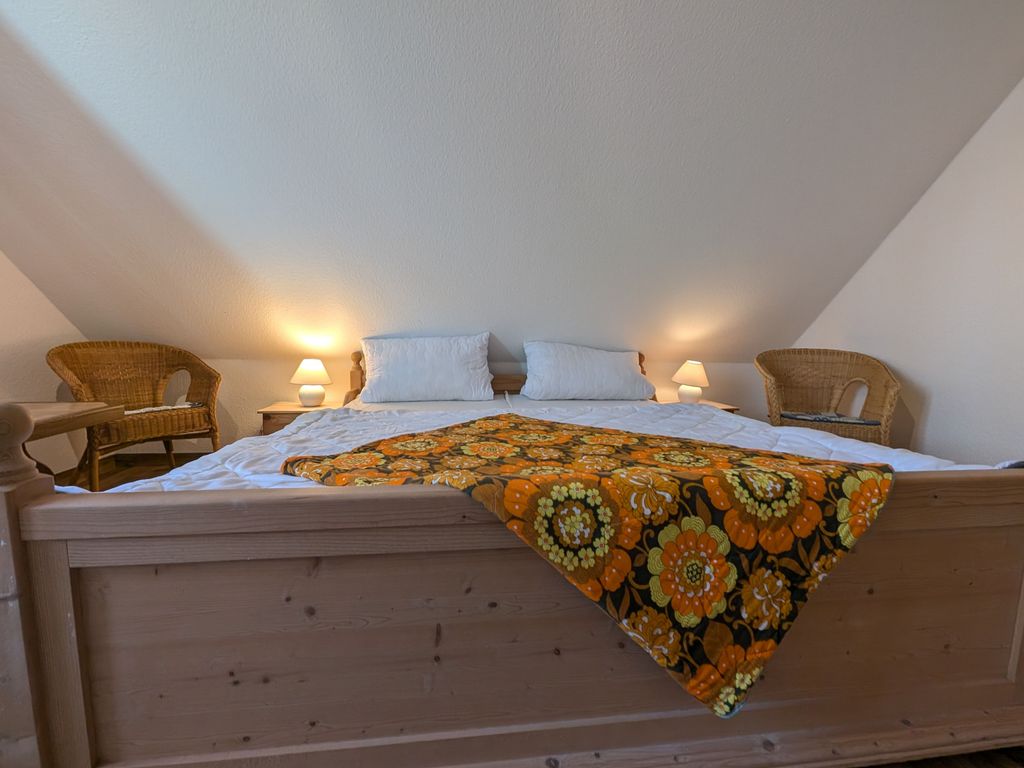 1. Schlafzimmer mit Doppelbett 
1,80 x 2,00 m
im 1. OG