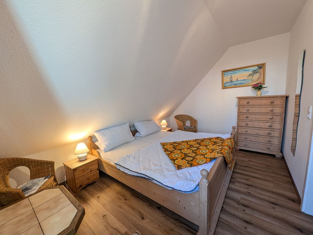 1. Schlafzimmer mit Doppelbett 
1,80 x 2,00 m
im 1. OG