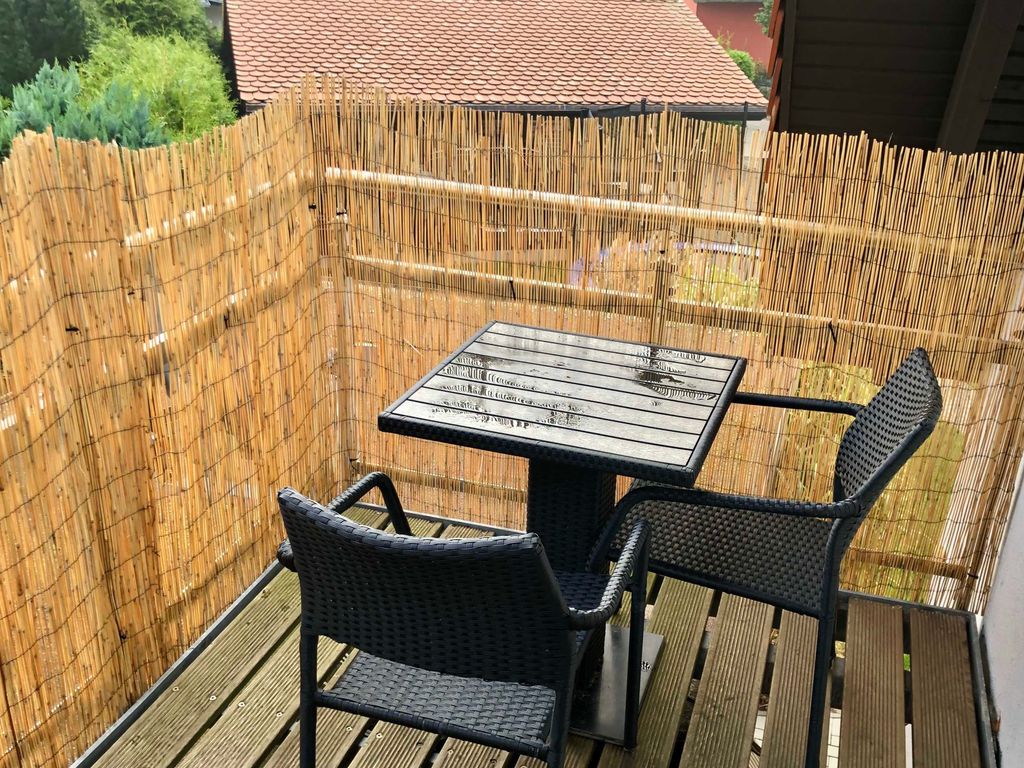 kleiner Balkon vor der Wohnung im Obergeschoss