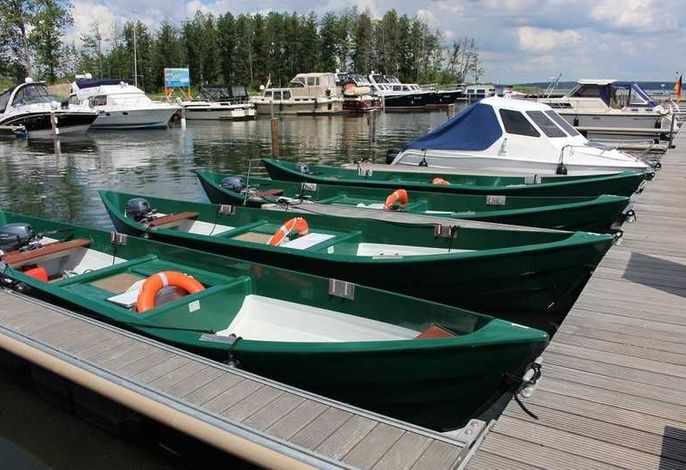 Unsere Mietboote im Hafen am Leuchturm.