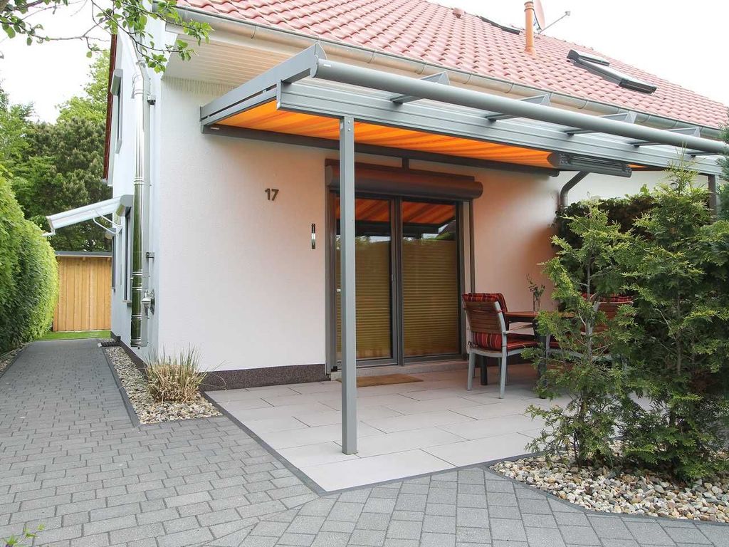 Hausansicht mit überdachter Terrasse