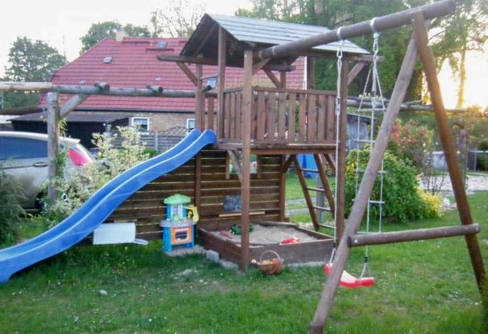 Spielplatz auf dem Grundstück