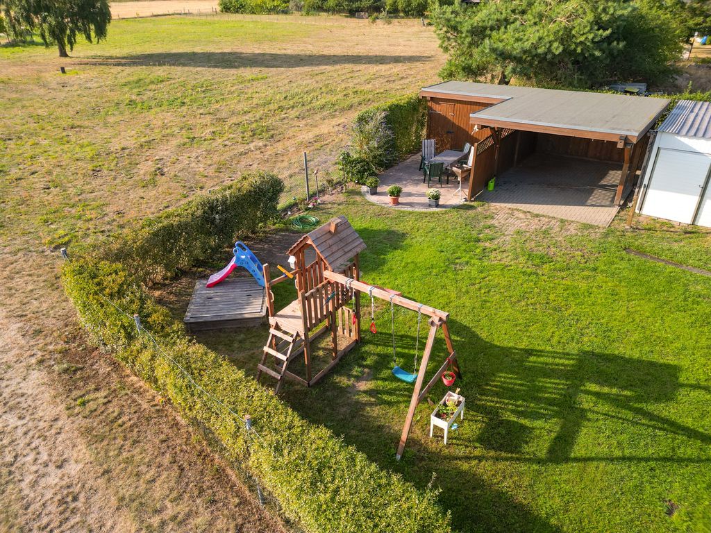 Spielplatz, Terrasse & Carport