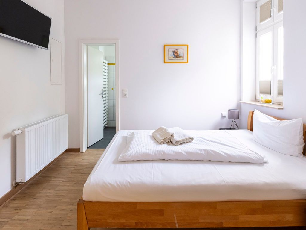 Schlafzimmer 1