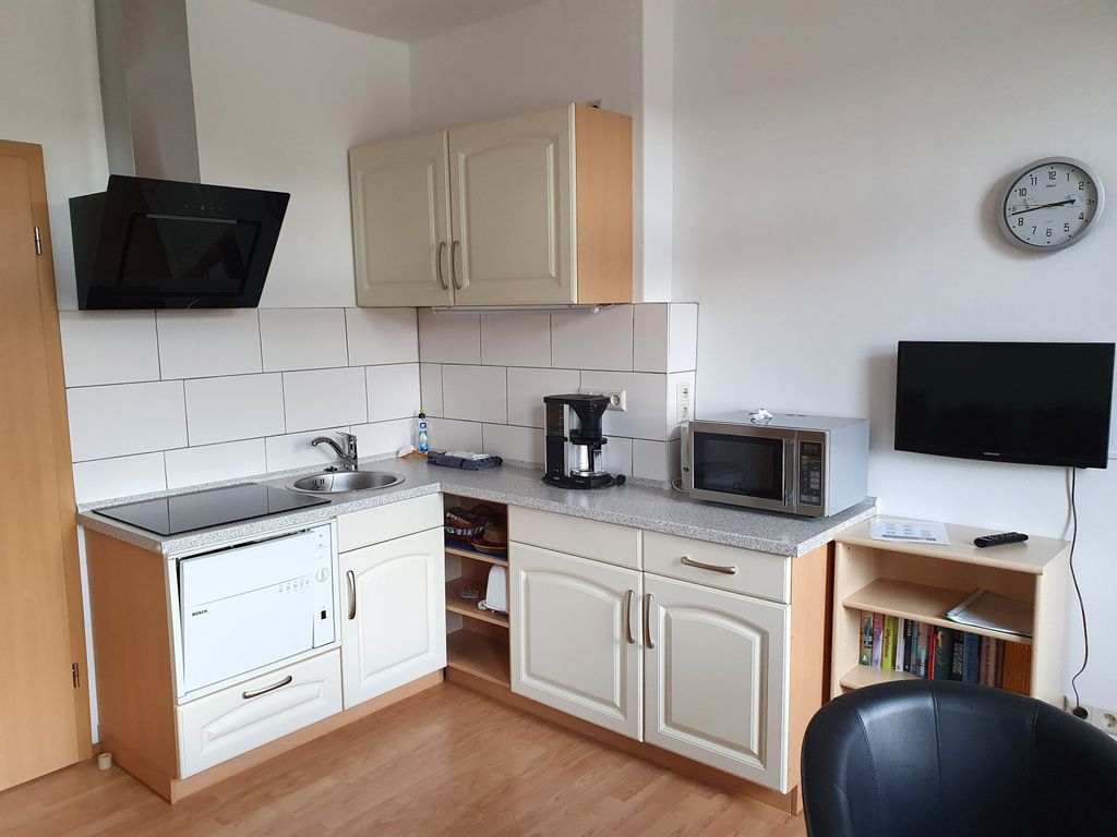 Apartment 1 - offene Küchenzeile mit Mikrowelle