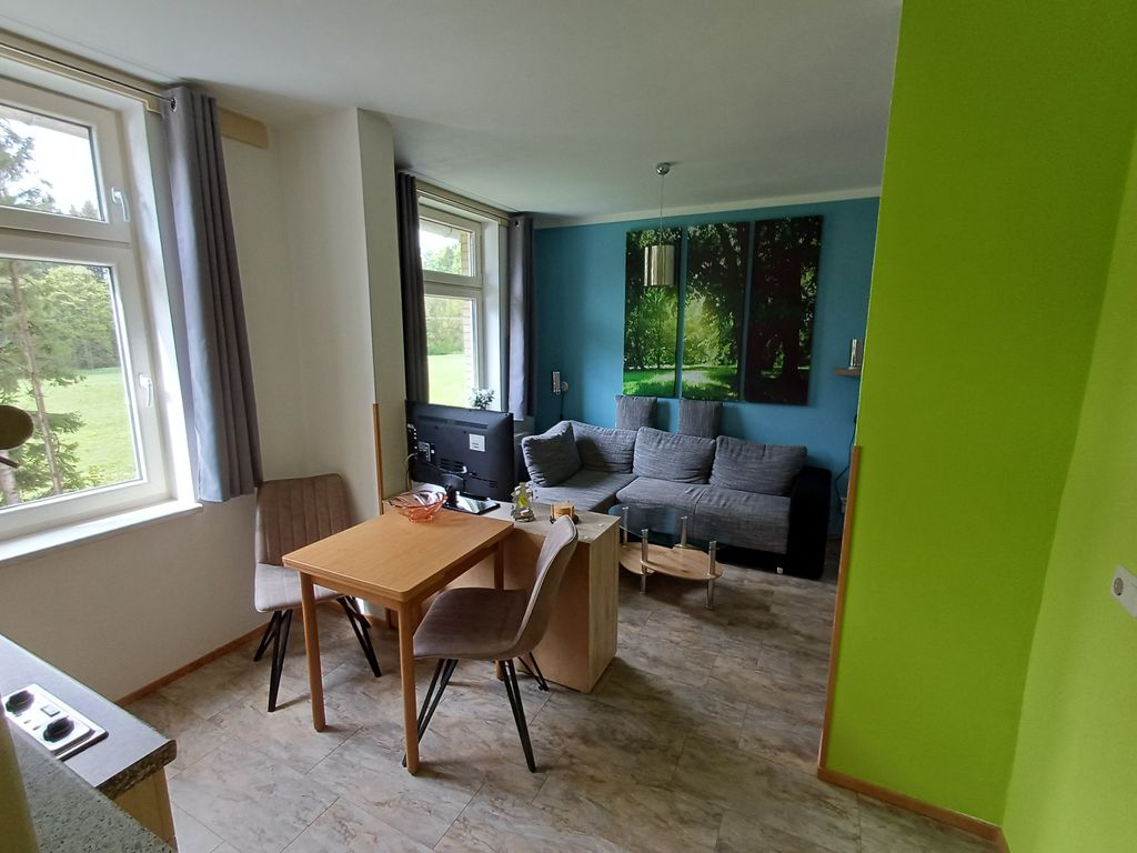 Esszimmer mit Blick zum Wohnbereich