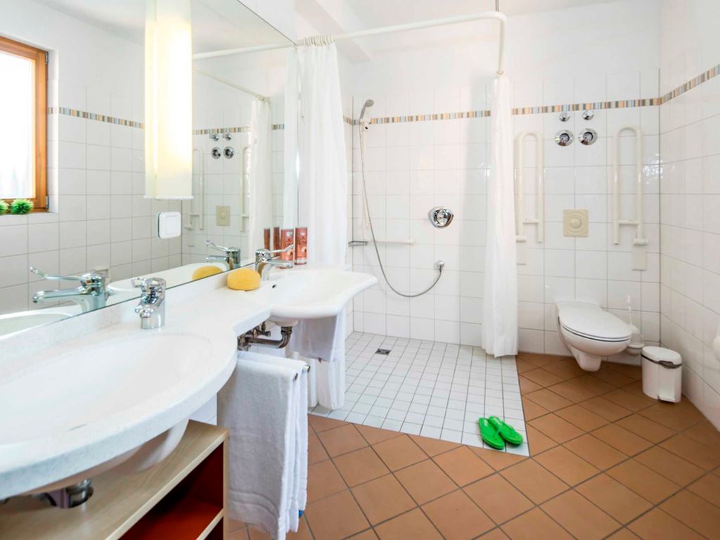 Badezimmer mit bodengleicher Dusche