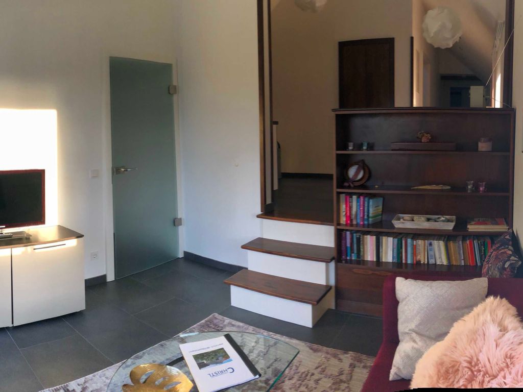 Blick vom Wohnzimmer zur offenen Küchenzeile