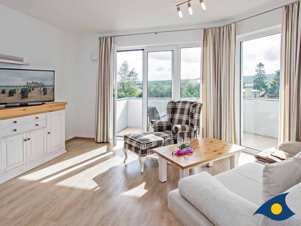 Wohnzimmer mit offener Küche