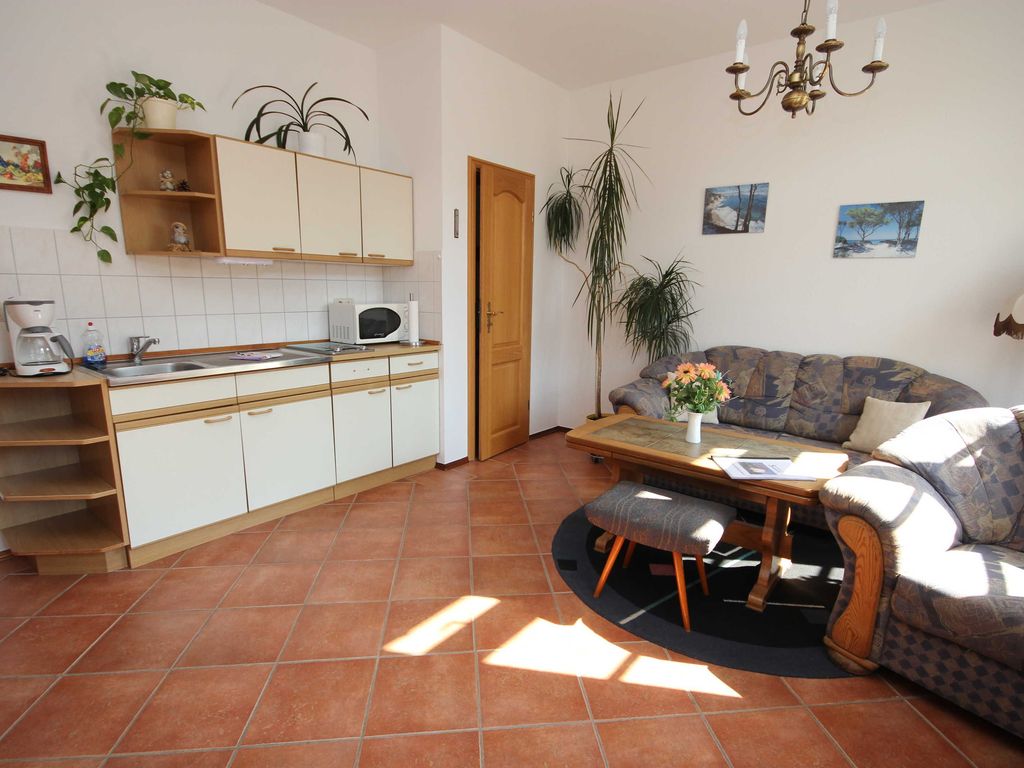 Wohnzimmer mit offener Küchenzeile