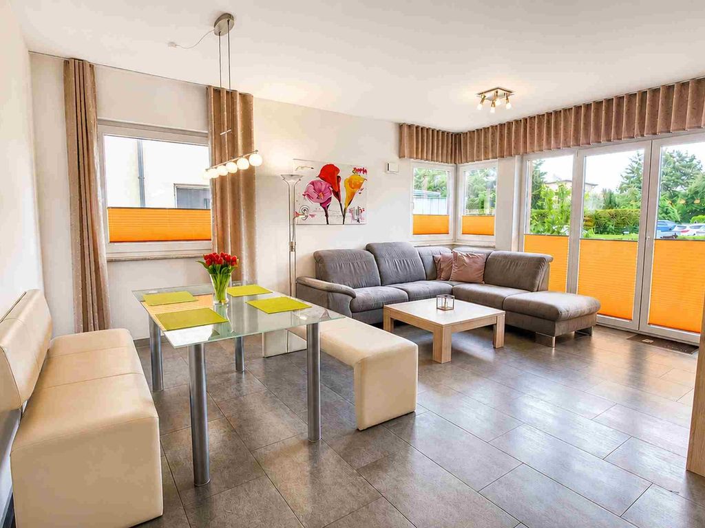 Wohnzimmer mit Esstisch