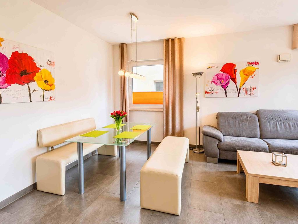 Wohnzimmer mit Esstisch