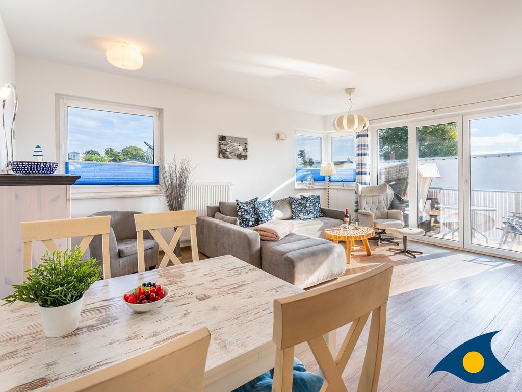 großer Wohnbereich mit Zugang zum Balkon und offener Küche