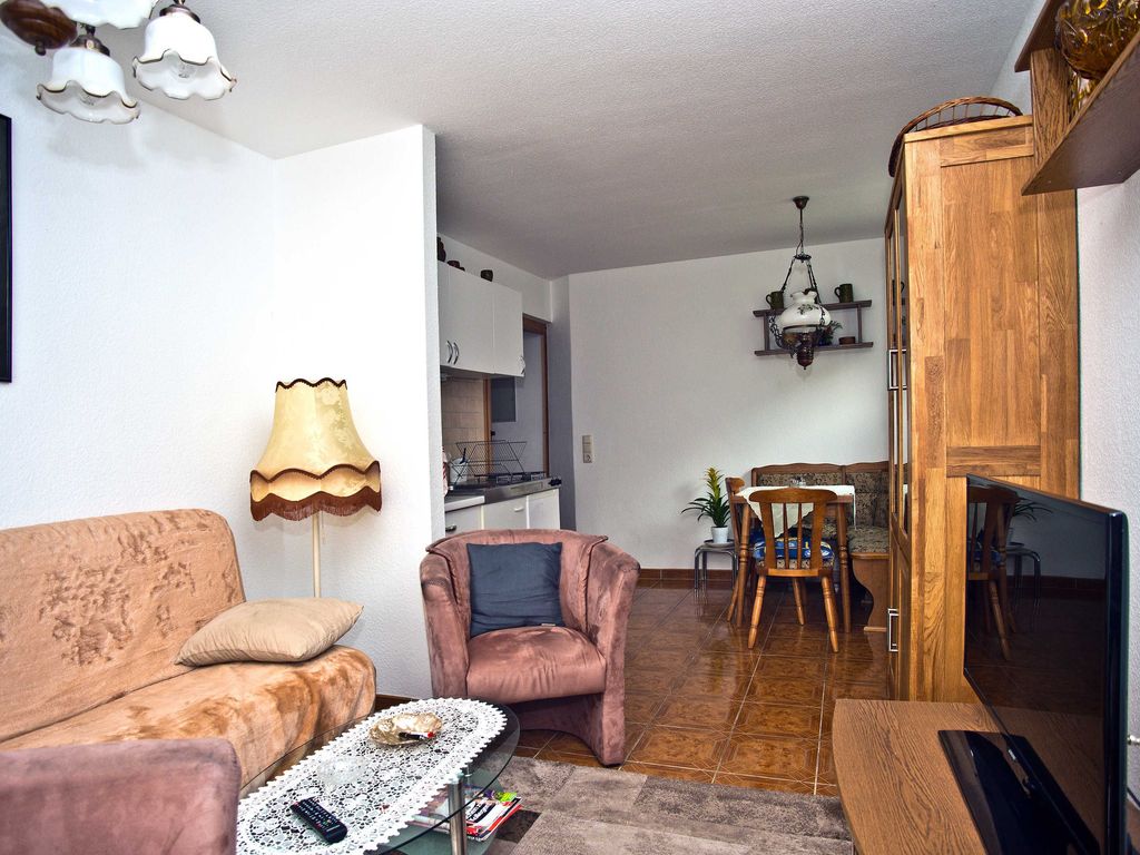 Wohnzimmer mit Blick in die Küche