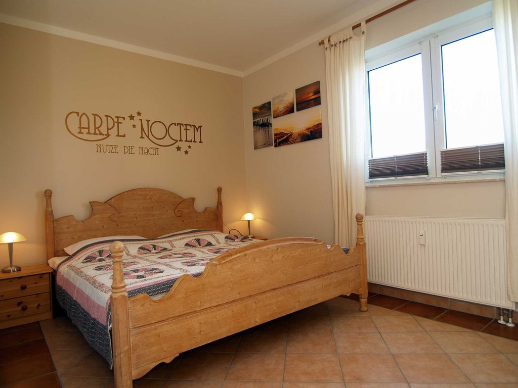 Das Schlafzimmer mit einem Doppelbett