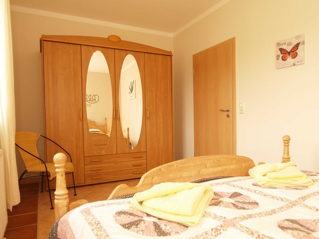 Das Schlafzimmer mit Doppelbett und Kleiderschrank