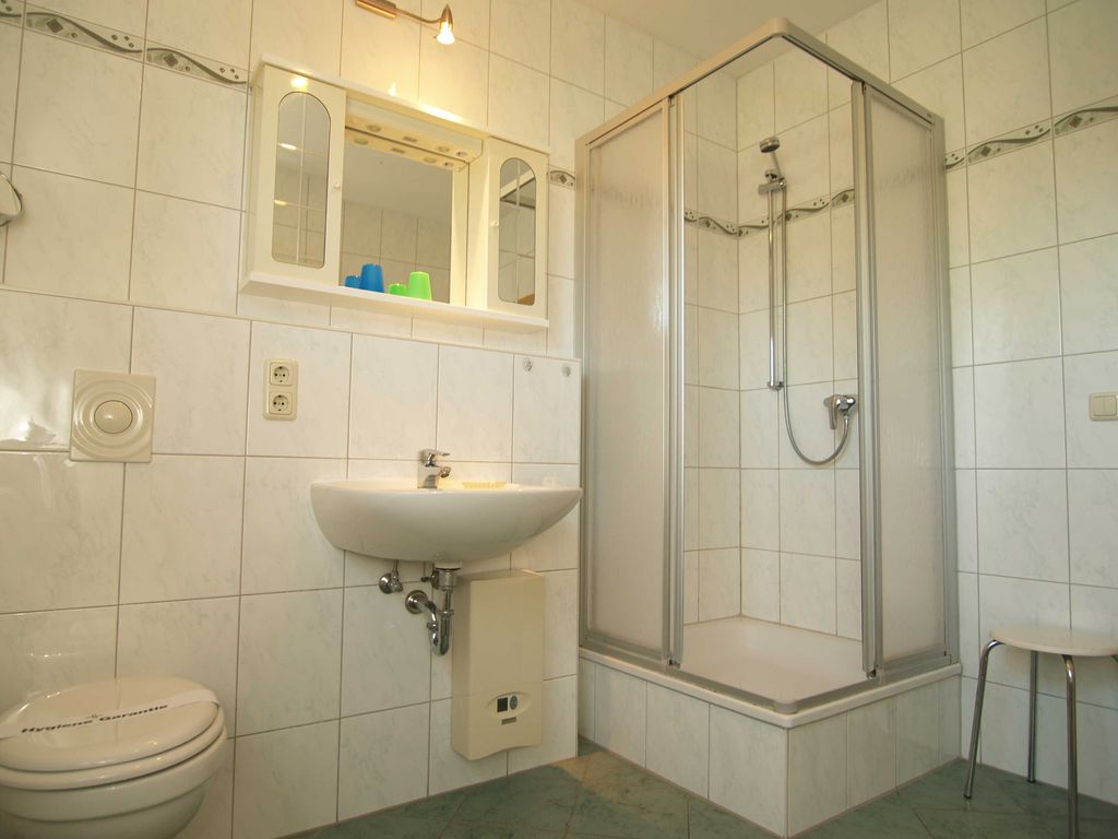 Das Bad mit Dusche und WC
