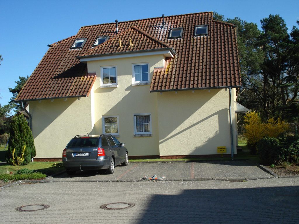 Frontseite des Ferienhauses mit Parkplatz