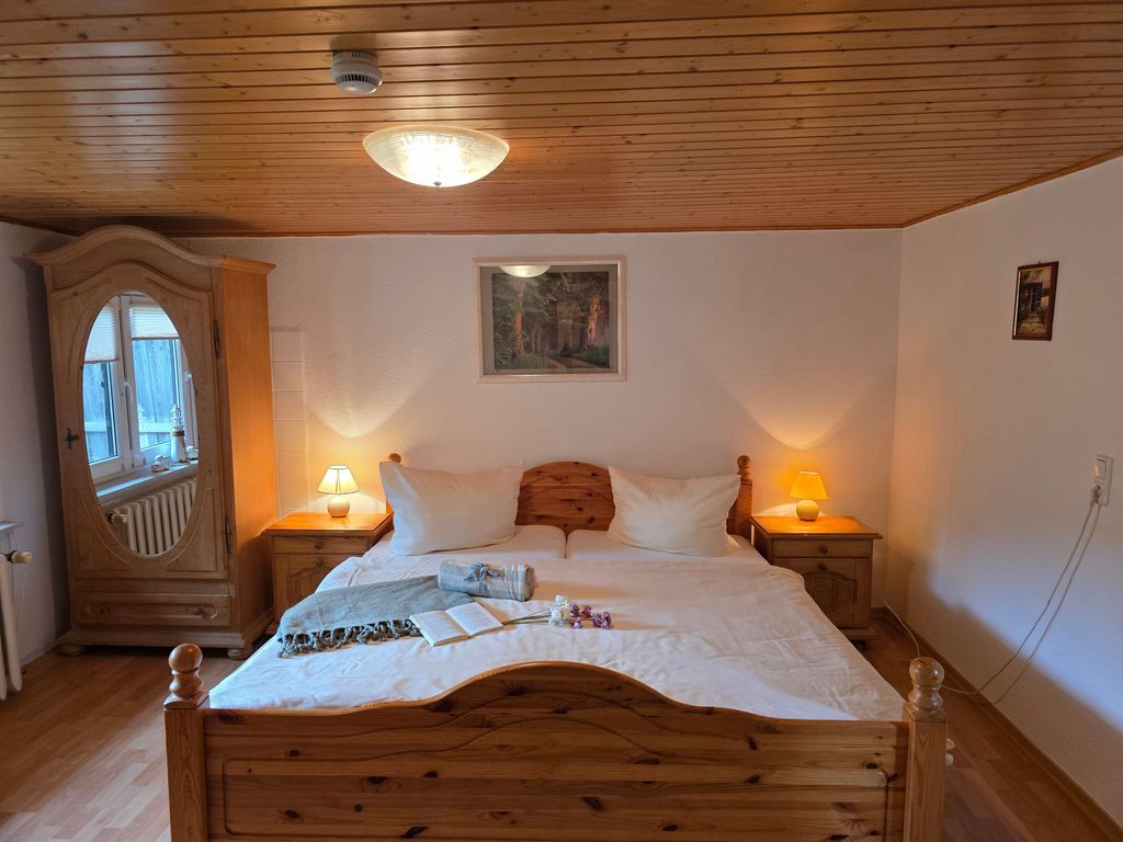 Wohn-/Schlafraum mit Doppelbett 
1,80 x 2,00 m