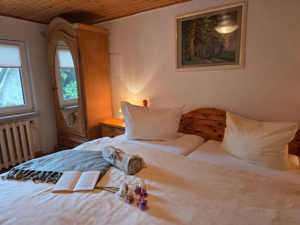 Wohn-/Schlafraum mit Doppelbett 
1,80 x 2,00 m