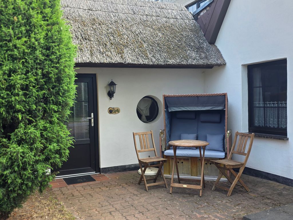 Sitzplatz mit Strandkorb vor dem Appartement