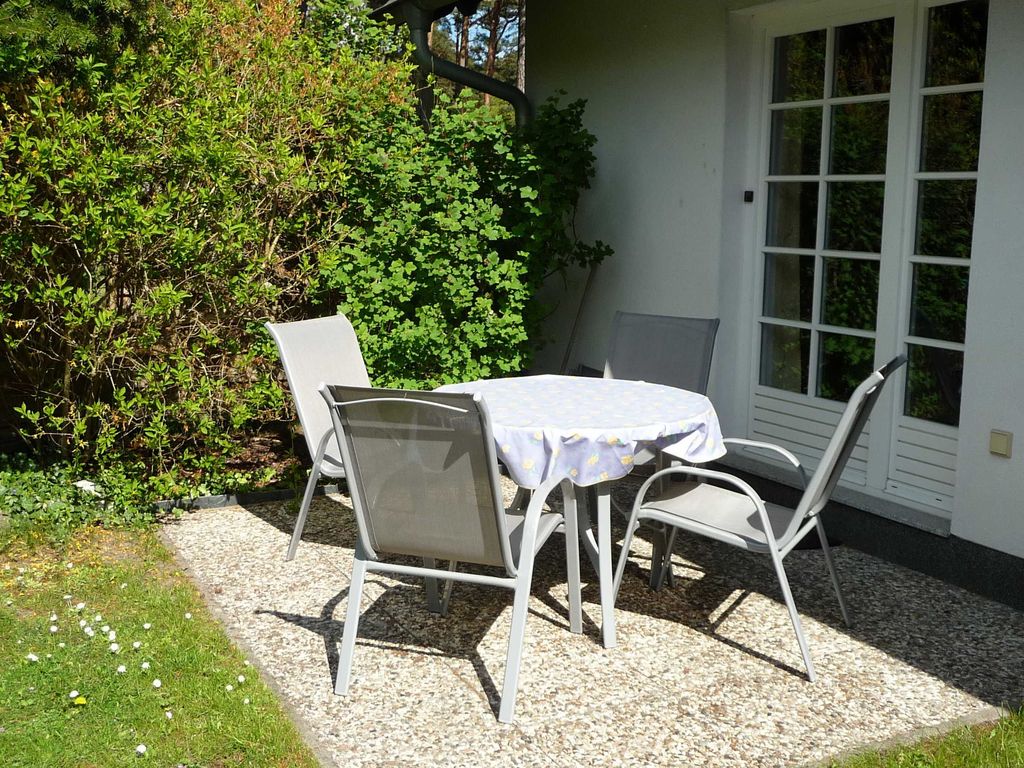 Terrasse mit Gartenmöbeln