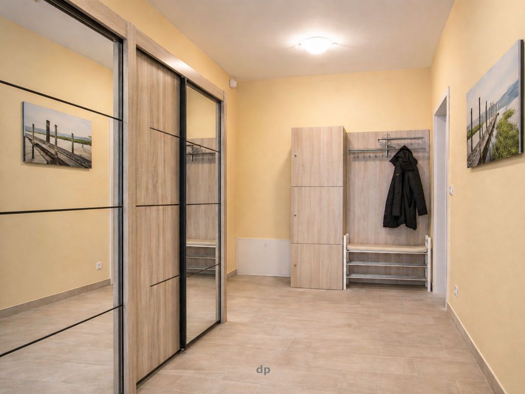 Flur mit großem Schwebetürenschrank