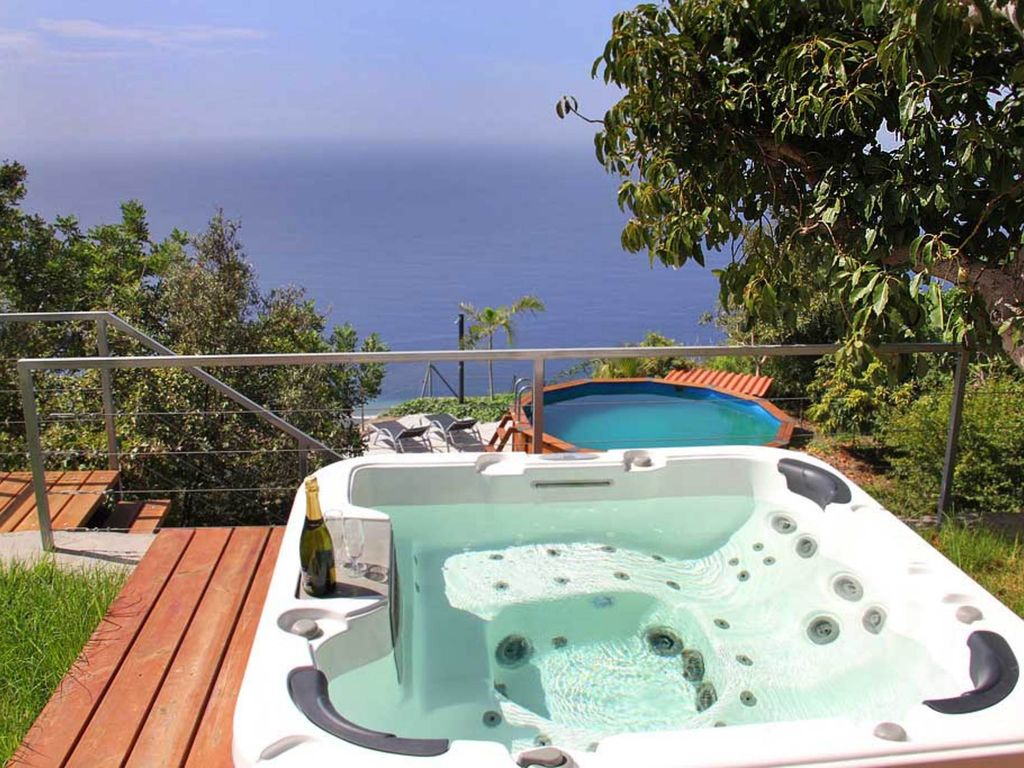 Blick vom Jacuzzi über den Pool auf den Atlantik
