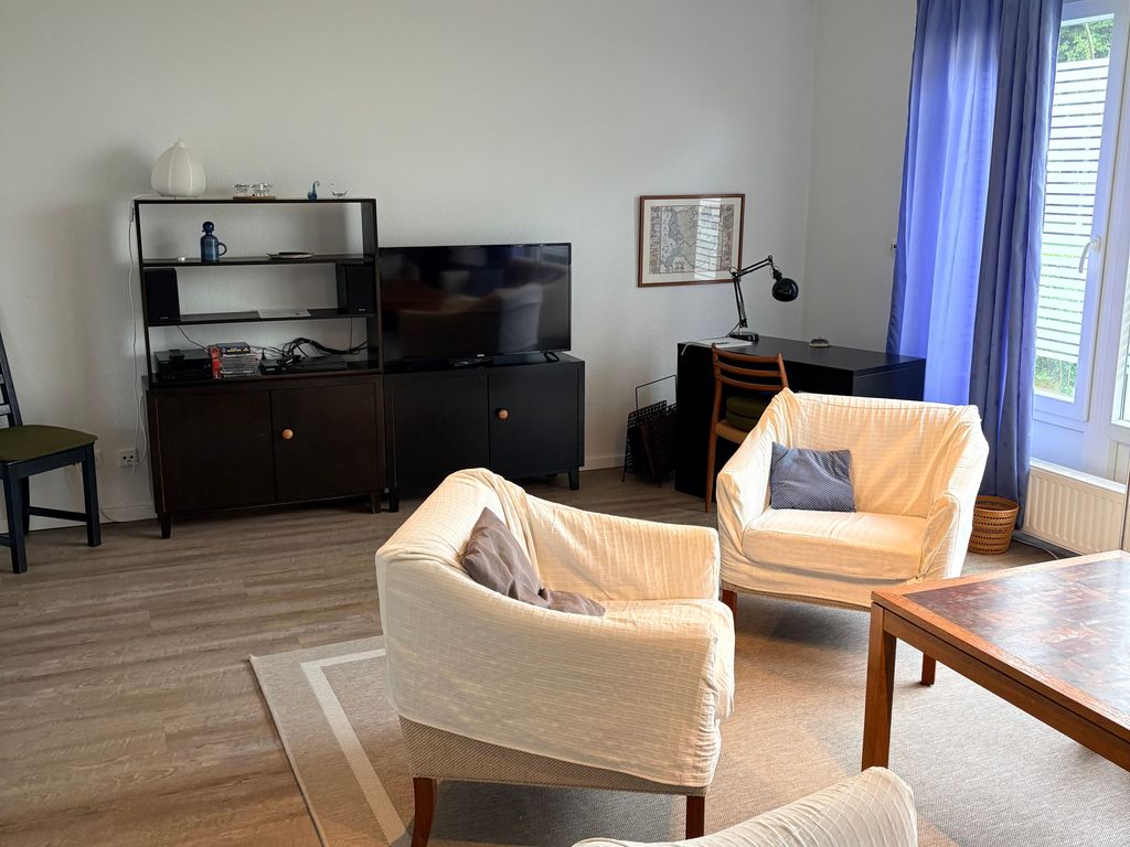 Wohnzimmer mit Schreibtisch