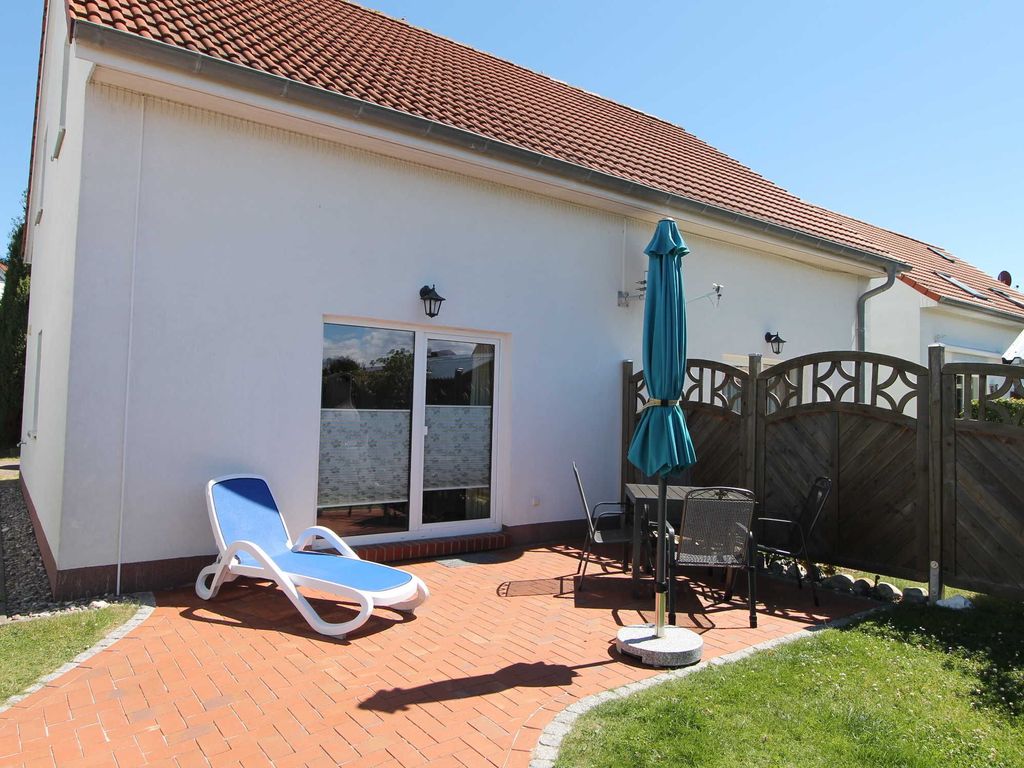 Terrasse mit Gartenmöbeln