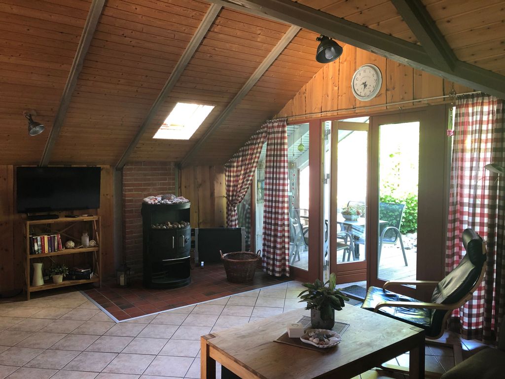 Große Fenster Wohnbereich sorgen für viel Licht.