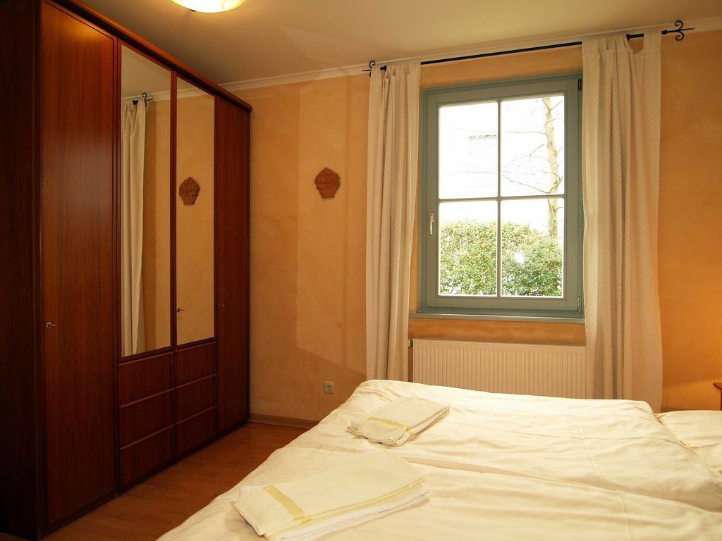 Das Schlafzimmer mit Kleiderschrank