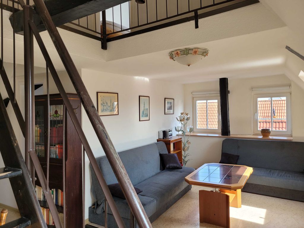 Wohnzimmer mit Treppenaufgang zur Galerie (Schlafzimmer)