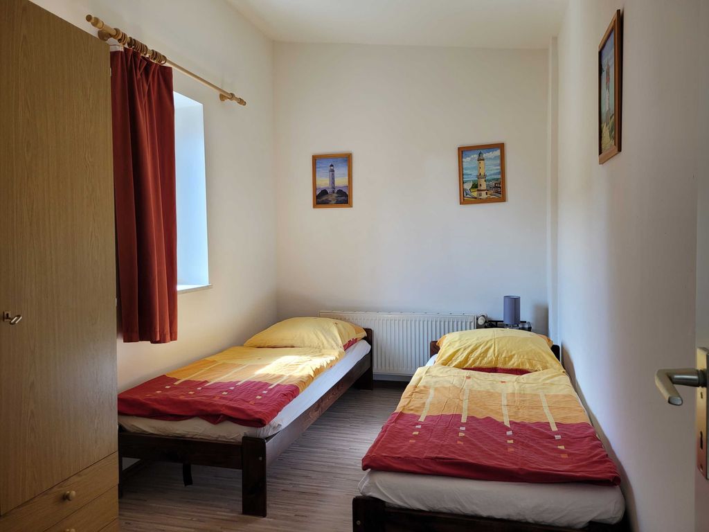 Schlafzimmer 1 mit Kleiderschrank, Einzelbetten und Kommode